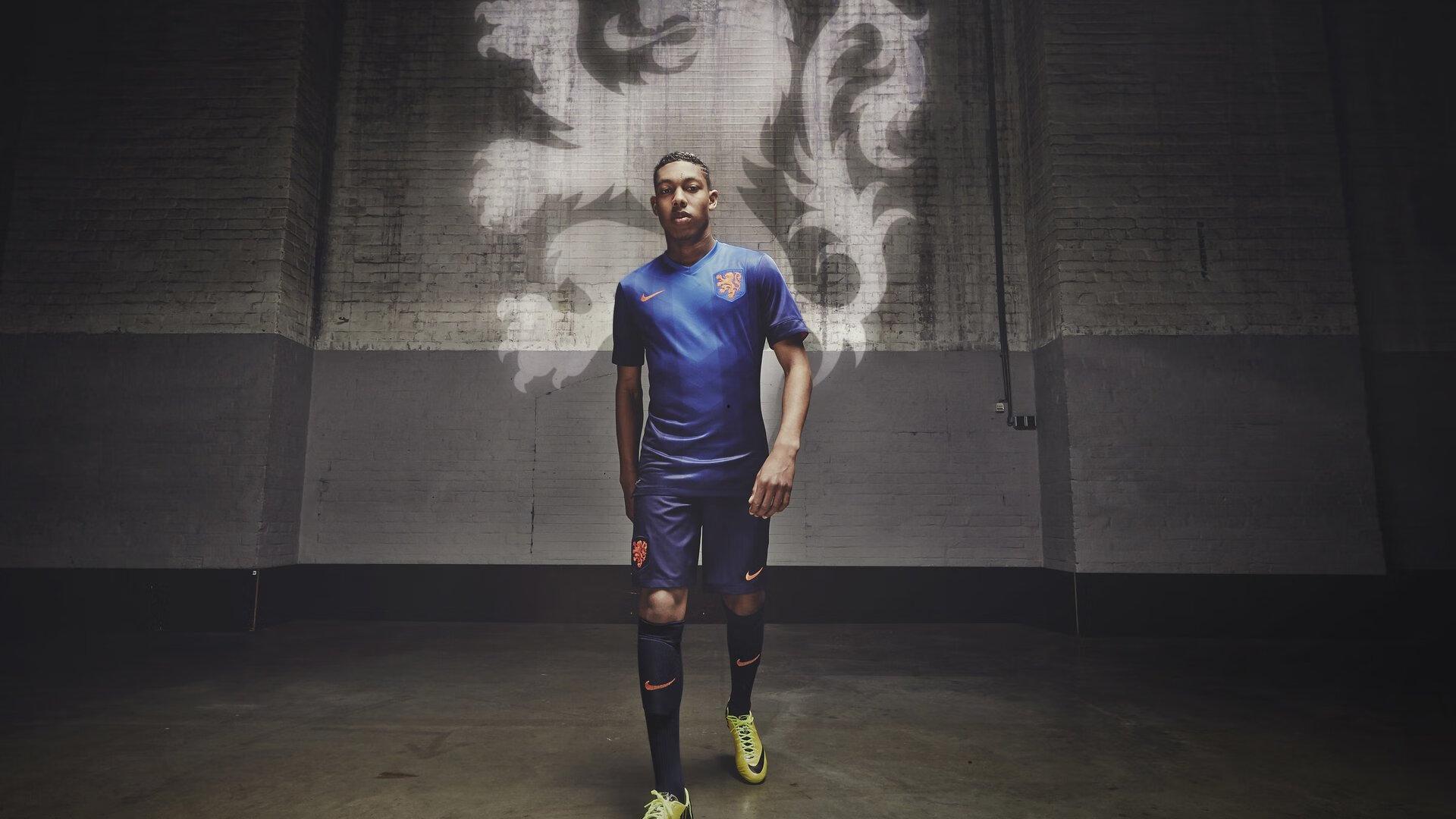 早报特稿，绿茵场上的永恒悼念—当体育暂停，为英雄与生命俯首